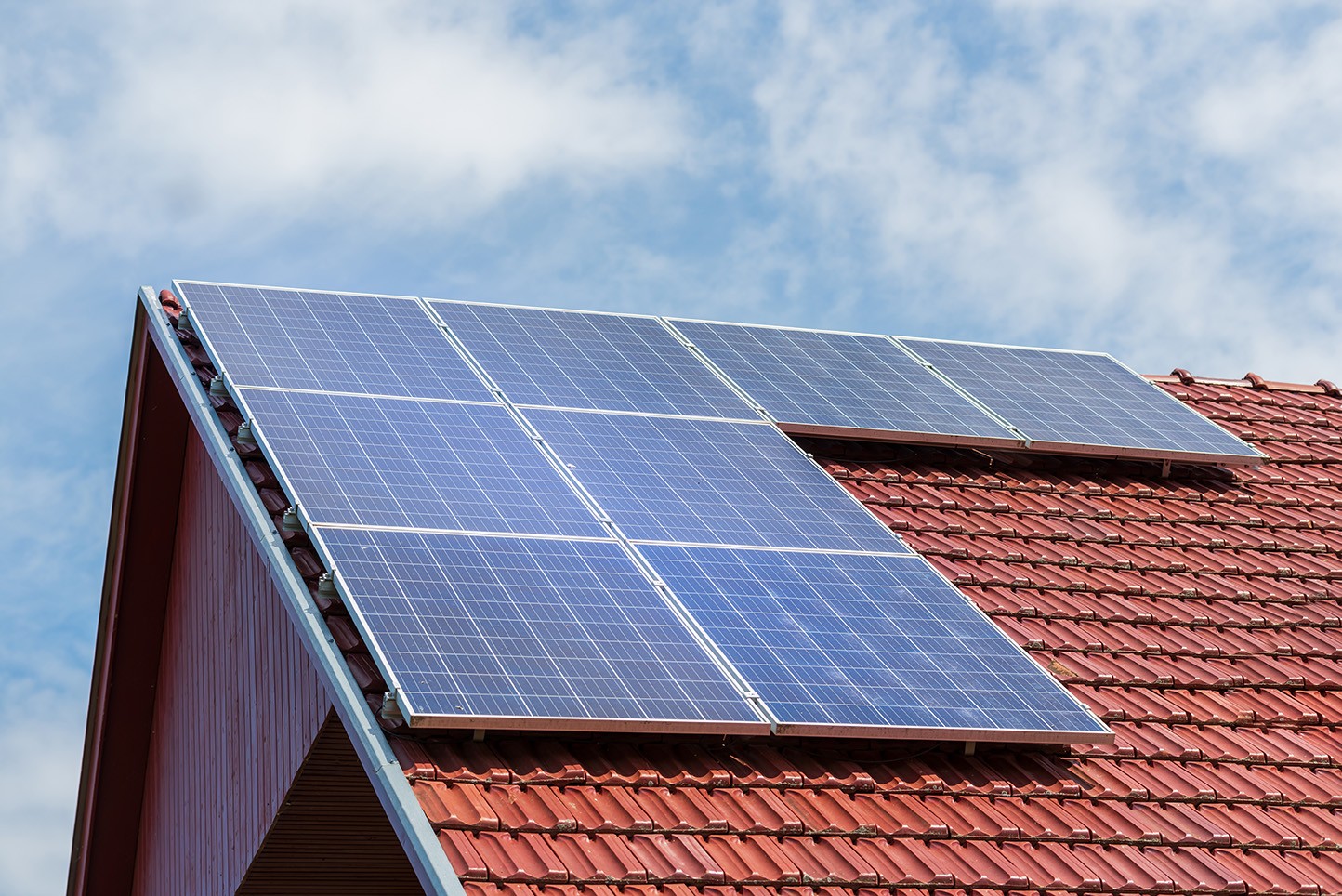 Panneaux solaires posés sur une toiture