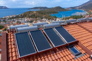 panneaux solaires thermiques posés sur une toiture